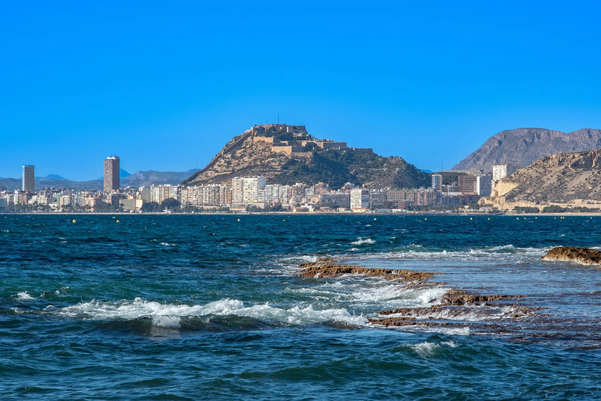 Costa de Alicante con el castillo de Santa Bárbara