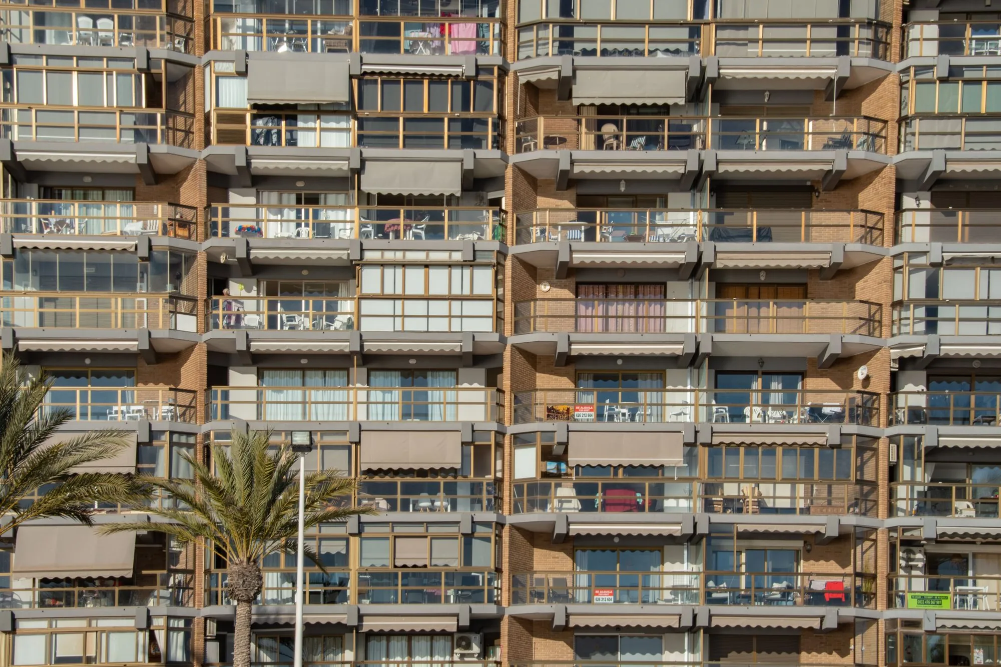 Fachada de un edificio de apartamentos con balcones en Calpe, Alicante