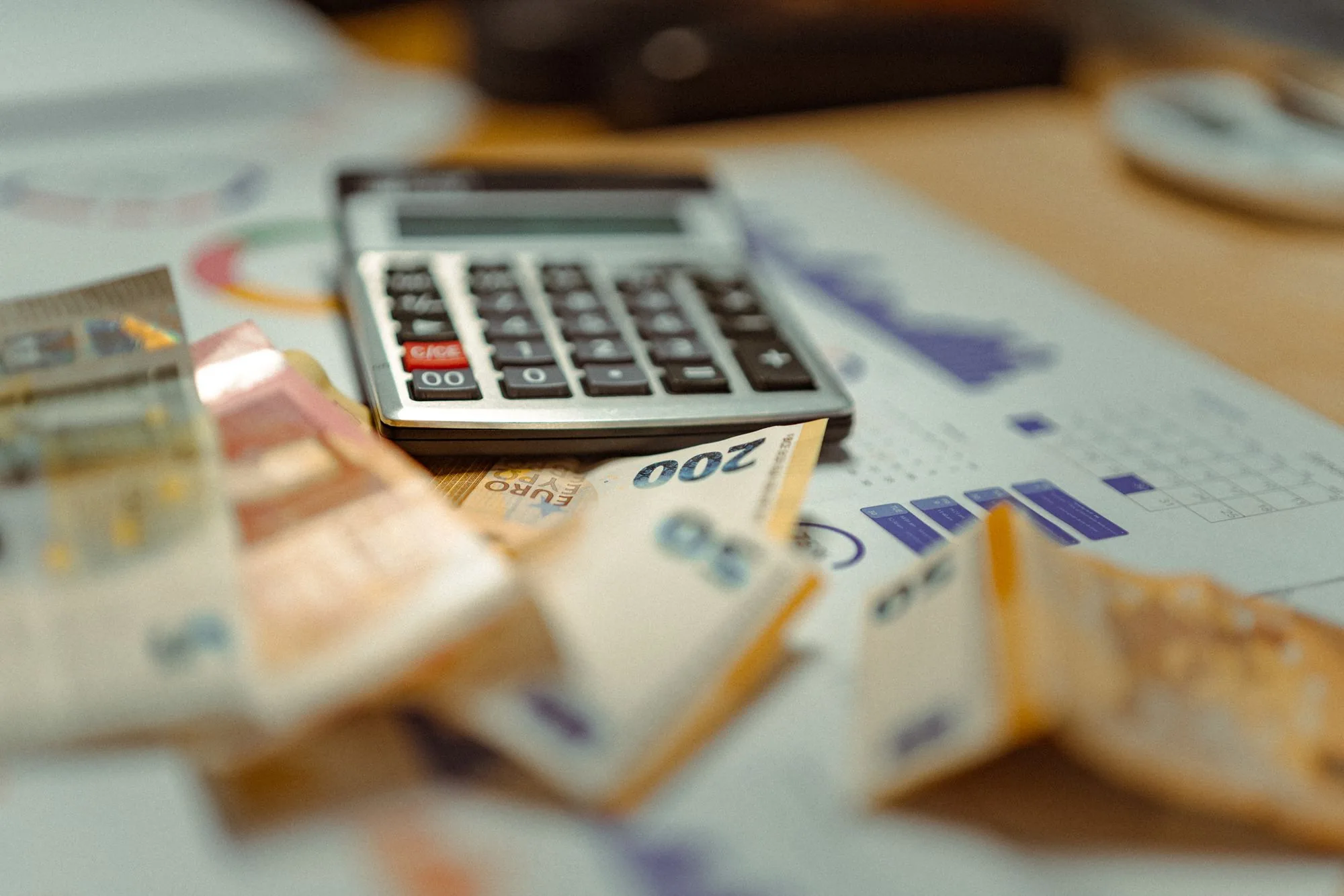 Billetes de euro y calculadora sobre documentos financieros